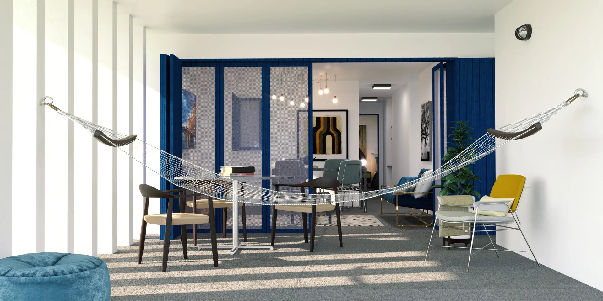 Varanda perimetral com rede artesanal suspensa, piso cimentício, caixilharia azul royal com tela e integração visual com a sala de estar