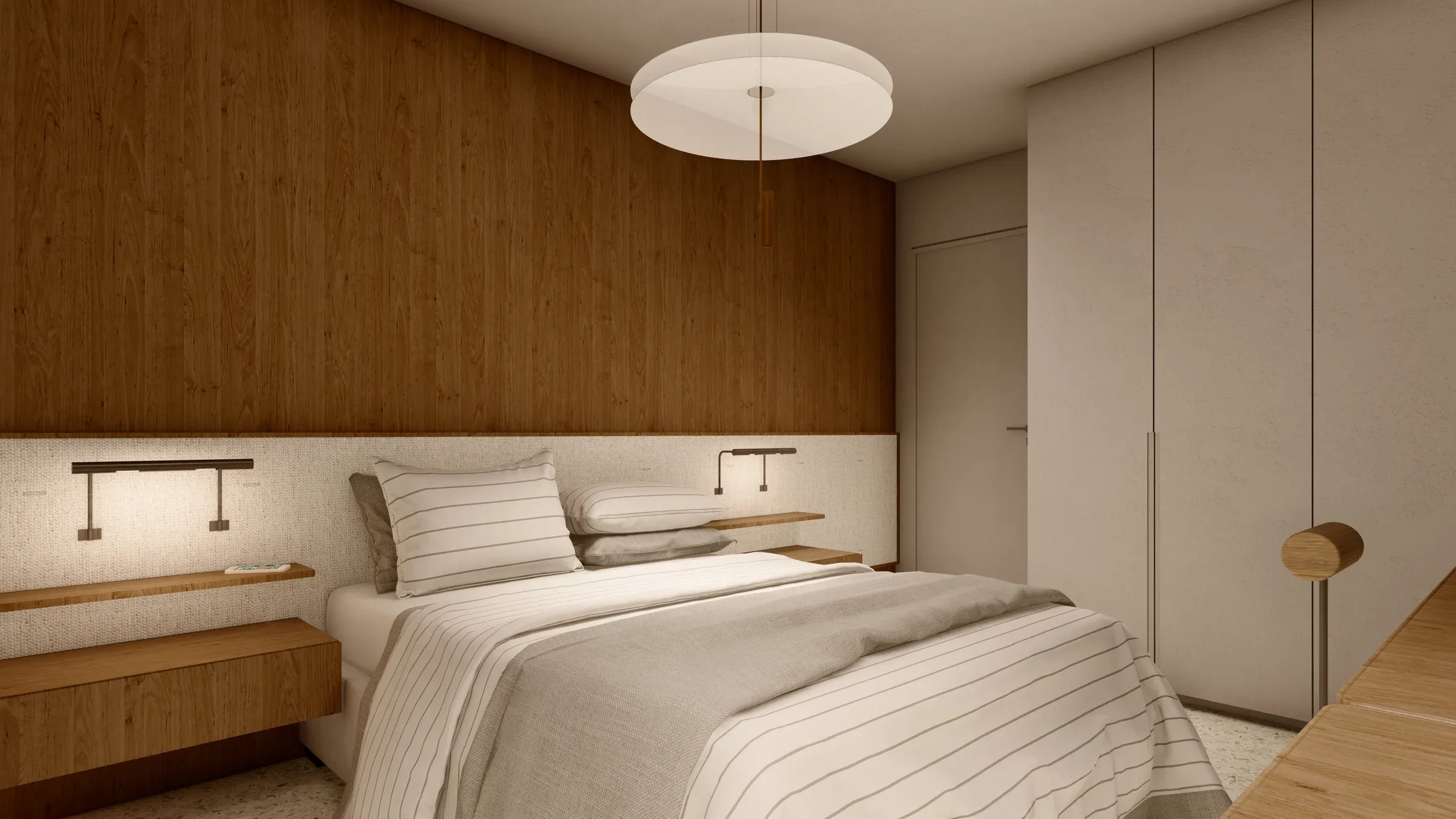 Dormitório de hóspedes com painel vertical em madeira natural ripada, cabeceira baixa estofada em linho com luminárias articuladas de leitura